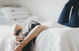 Причины, почему опасно спать с мокрой головой причины, почему нельзя спать с мокрыми волосами